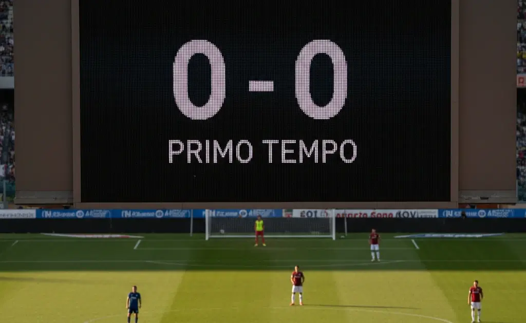 Tabellone segnapunti di uno stadio di calcio che mostra un risultato 0-0 nel primo tempo